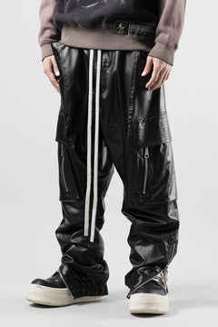 画像をギャラリービューアに読み込む, A.F ARTEFACT ZIPPER CARGO PANTS / LUSTROUS COATED WOVEN (BLACK)