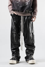 画像をギャラリービューアに読み込む, A.F ARTEFACT ZIPPER CARGO PANTS / LUSTROUS COATED WOVEN (BLACK)