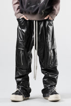 画像をギャラリービューアに読み込む, A.F ARTEFACT ZIPPER CARGO PANTS / LUSTROUS COATED WOVEN (BLACK)