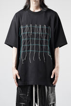 画像をギャラリービューアに読み込む, OBLADI GREEN &amp; BEIGE GRID STITCHES ON BLACK T-SHIRT (BLACK)