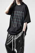 画像をギャラリービューアに読み込む, OBLADI GREEN &amp; BEIGE GRID STITCHES ON BLACK T-SHIRT (BLACK)