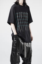 画像をギャラリービューアに読み込む, OBLADI GREEN &amp; BEIGE GRID STITCHES ON BLACK T-SHIRT (BLACK)