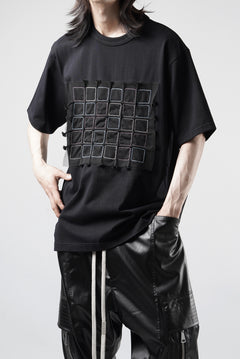 画像をギャラリービューアに読み込む, OBLADI BLACK T-SHIRT WITH GREEN-PURPLE CRISSCROSS SQUARE STITCHES ON MESH (BLACK)
