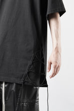 画像をギャラリービューアに読み込む, OBLADI SIDE LACE-UP T-SHIRT (BLACK)