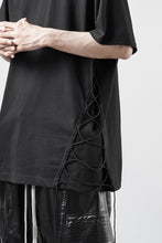 画像をギャラリービューアに読み込む, OBLADI SIDE LACE-UP T-SHIRT (BLACK)