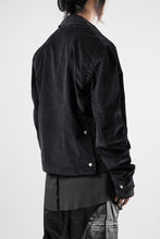 Load image into Gallery viewer, thom/krom TRUCKER JACKET / VELVET STRETCH (BLACK)