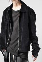 Load image into Gallery viewer, thom/krom TRUCKER JACKET / VELVET STRETCH (BLACK)