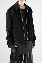 Load image into Gallery viewer, thom/krom TRUCKER JACKET / VELVET STRETCH (BLACK)