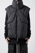 画像をギャラリービューアに読み込む, thom/krom OVERSIZED HIGH NECK VEST / WARM PUFFER (BLACK)
