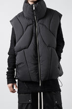 画像をギャラリービューアに読み込む, thom/krom OVERSIZED HIGH NECK VEST / WARM PUFFER (BLACK)