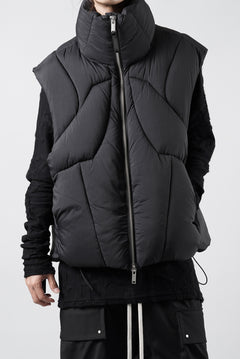 画像をギャラリービューアに読み込む, thom/krom OVERSIZED HIGH NECK VEST / WARM PUFFER (BLACK)