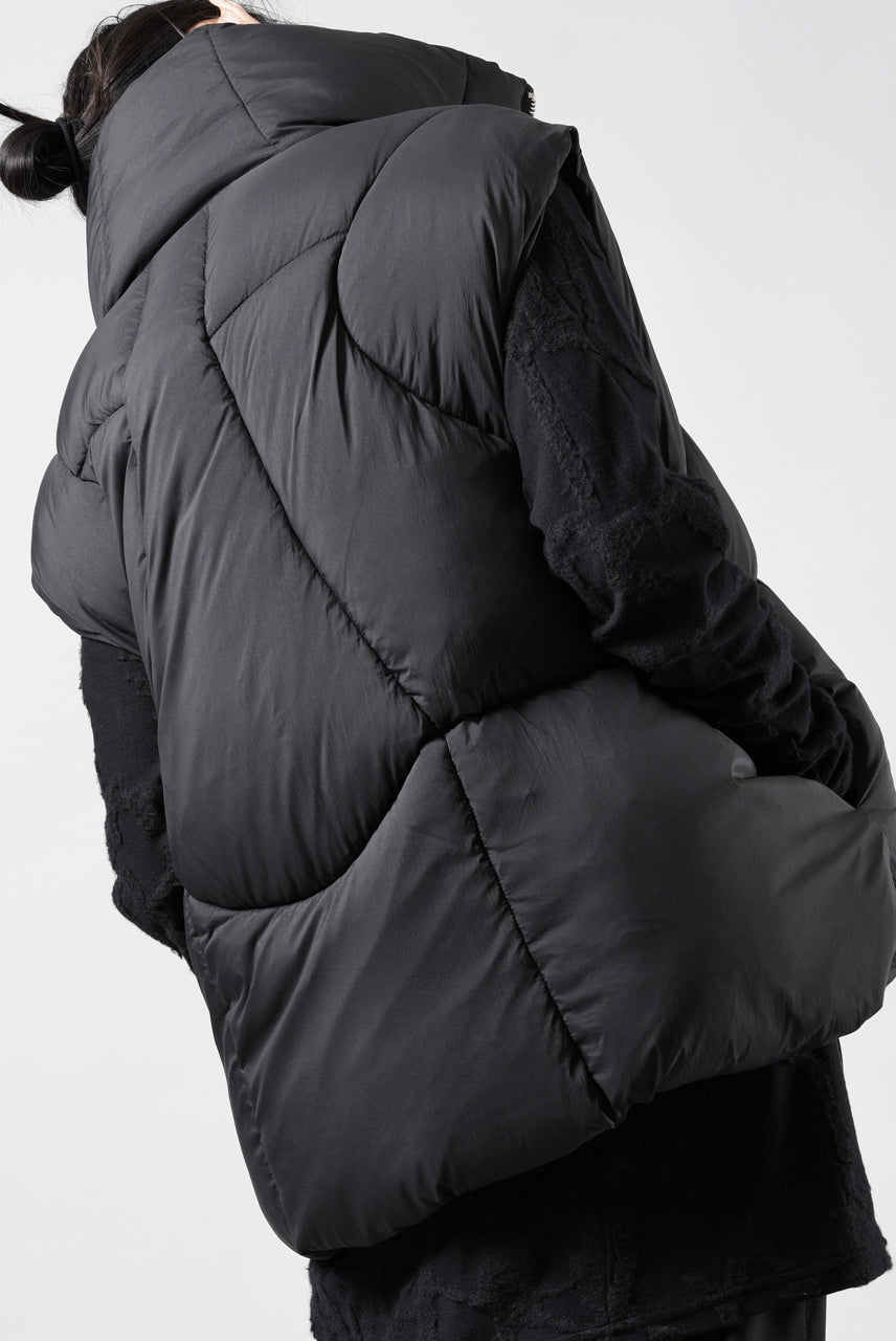 画像をギャラリービューアに読み込む, thom/krom OVERSIZED HIGH NECK VEST / WARM PUFFER (BLACK)