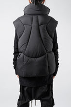 画像をギャラリービューアに読み込む, thom/krom OVERSIZED HIGH NECK VEST / WARM PUFFER (BLACK)