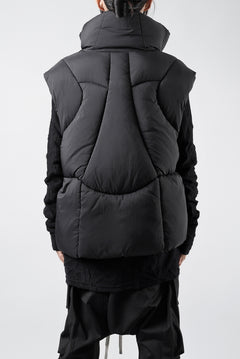 画像をギャラリービューアに読み込む, thom/krom OVERSIZED HIGH NECK VEST / WARM PUFFER (BLACK)