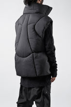 画像をギャラリービューアに読み込む, thom/krom OVERSIZED HIGH NECK VEST / WARM PUFFER (BLACK)