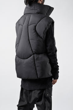 画像をギャラリービューアに読み込む, thom/krom OVERSIZED HIGH NECK VEST / WARM PUFFER (BLACK)