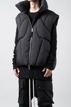 画像をギャラリービューアに読み込む, thom/krom OVERSIZED HIGH NECK VEST / WARM PUFFER (BLACK)
