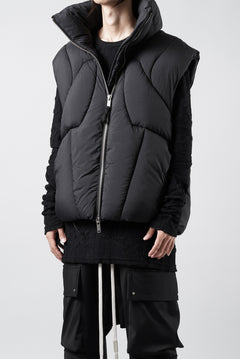 画像をギャラリービューアに読み込む, thom/krom OVERSIZED HIGH NECK VEST / WARM PUFFER (BLACK)