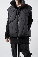 画像をギャラリービューアに読み込む, thom/krom OVERSIZED HIGH NECK VEST / WARM PUFFER (BLACK)