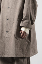Load image into Gallery viewer, KLASICA "GHOST Ⅱ" SINGLE LAYER BALMACAAN COAT / HAND DYED HIGH DENSITY TWILL (DUST)