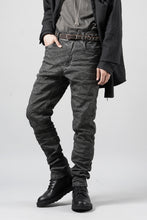 画像をギャラリービューアに読み込む, daub SLIM FIT JEANS / METALLIC STRETCH COTTON (COLD DYED GREY)