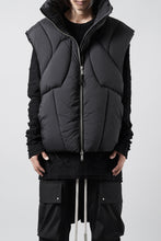 画像をギャラリービューアに読み込む, thom/krom OVERSIZED HIGH NECK VEST / WARM PUFFER (BLACK)