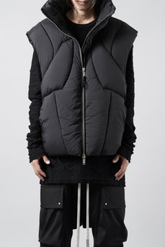 画像をギャラリービューアに読み込む, thom/krom OVERSIZED HIGH NECK VEST / WARM PUFFER (BLACK)