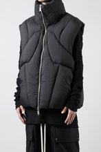 画像をギャラリービューアに読み込む, thom/krom OVERSIZED HIGH NECK VEST / WARM PUFFER (BLACK)