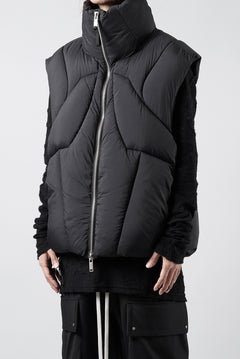 画像をギャラリービューアに読み込む, thom/krom OVERSIZED HIGH NECK VEST / WARM PUFFER (BLACK)