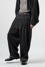 画像をギャラリービューアに読み込む, KLASICA "PACE-CD" WIDE AND TAPERED SILENT TROUSERS / HI-SOFT FINISHED 5-WALE CORDUROY (IRON)