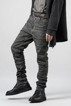 画像をギャラリービューアに読み込む, daub SLIM FIT JEANS / METALLIC STRETCH COTTON (COLD DYED GREY)