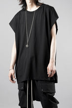 Load image into Gallery viewer, thom/krom FRENCH SLEEVE T-SHIRT / OVERSIZED FIT (BLACK)