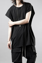 Load image into Gallery viewer, thom/krom FRENCH SLEEVE T-SHIRT / OVERSIZED FIT (BLACK)