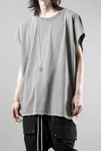Load image into Gallery viewer, thom/krom FRENCH SLEEVE T-SHIRT / OVERSIZED FIT (DARK USED GREY)
