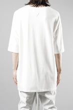 Load image into Gallery viewer, thom/krom ROUND NECK T-SHIRT / RELAXED FIT (OFF WHITE)