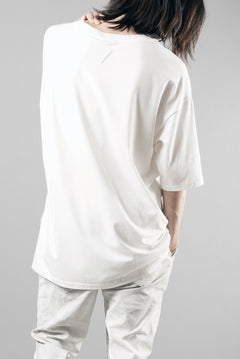 Load image into Gallery viewer, thom/krom ROUND NECK T-SHIRT / RELAXED FIT (OFF WHITE)