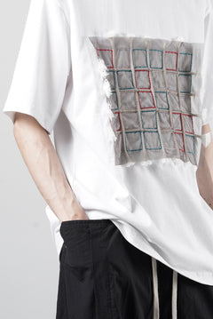 画像をギャラリービューアに読み込む, OBLADI WHITE T-SHIRT WITH GREEN-RED CRISSCROSS SQUARE STITCHES ON MESH (WHITE)