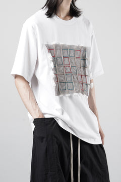 画像をギャラリービューアに読み込む, OBLADI WHITE T-SHIRT WITH GREEN-RED CRISSCROSS SQUARE STITCHES ON MESH (WHITE)