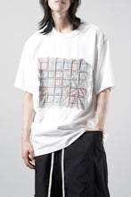 画像をギャラリービューアに読み込む, OBLADI WHITE T-SHIRT WITH GREEN-RED CRISSCROSS SQUARE STITCHES ON MESH (WHITE)