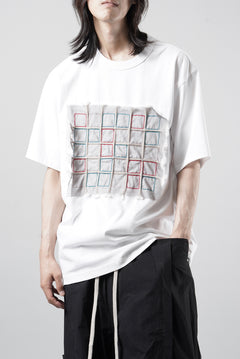 画像をギャラリービューアに読み込む, OBLADI WHITE T-SHIRT WITH GREEN-RED CRISSCROSS SQUARE STITCHES ON MESH (WHITE)