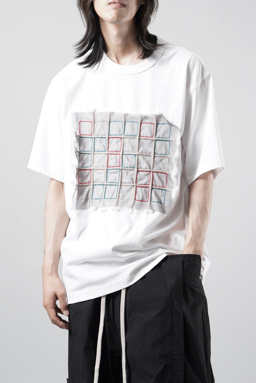 画像をギャラリービューアに読み込む, OBLADI WHITE T-SHIRT WITH GREEN-RED CRISSCROSS SQUARE STITCHES ON MESH (WHITE)