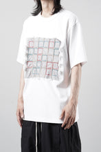 画像をギャラリービューアに読み込む, OBLADI WHITE T-SHIRT WITH GREEN-RED CRISSCROSS SQUARE STITCHES ON MESH (WHITE)