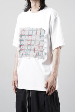 画像をギャラリービューアに読み込む, OBLADI WHITE T-SHIRT WITH GREEN-RED CRISSCROSS SQUARE STITCHES ON MESH (WHITE)