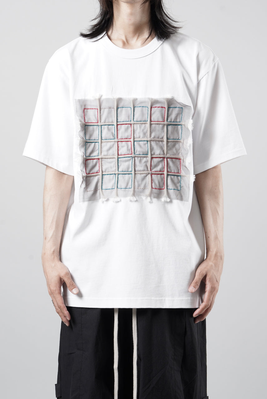 画像をギャラリービューアに読み込む, OBLADI WHITE T-SHIRT WITH GREEN-RED CRISSCROSS SQUARE STITCHES ON MESH (WHITE)