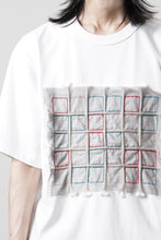 画像をギャラリービューアに読み込む, OBLADI WHITE T-SHIRT WITH GREEN-RED CRISSCROSS SQUARE STITCHES ON MESH (WHITE)