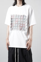 画像をギャラリービューアに読み込む, OBLADI WHITE T-SHIRT WITH GREEN-RED CRISSCROSS SQUARE STITCHES ON MESH (WHITE)