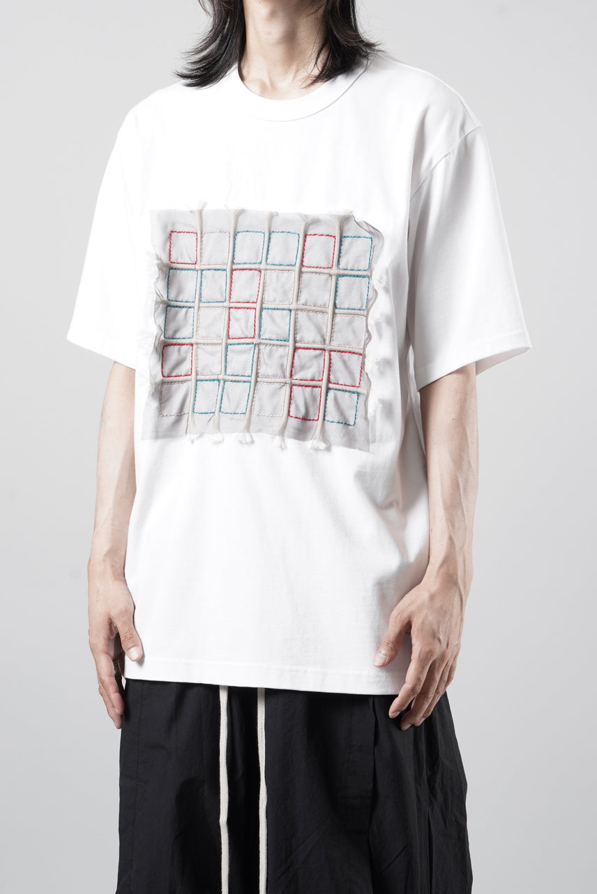 画像をギャラリービューアに読み込む, OBLADI WHITE T-SHIRT WITH GREEN-RED CRISSCROSS SQUARE STITCHES ON MESH (WHITE)