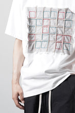 画像をギャラリービューアに読み込む, OBLADI WHITE T-SHIRT WITH GREEN-RED CRISSCROSS SQUARE STITCHES ON MESH (WHITE)