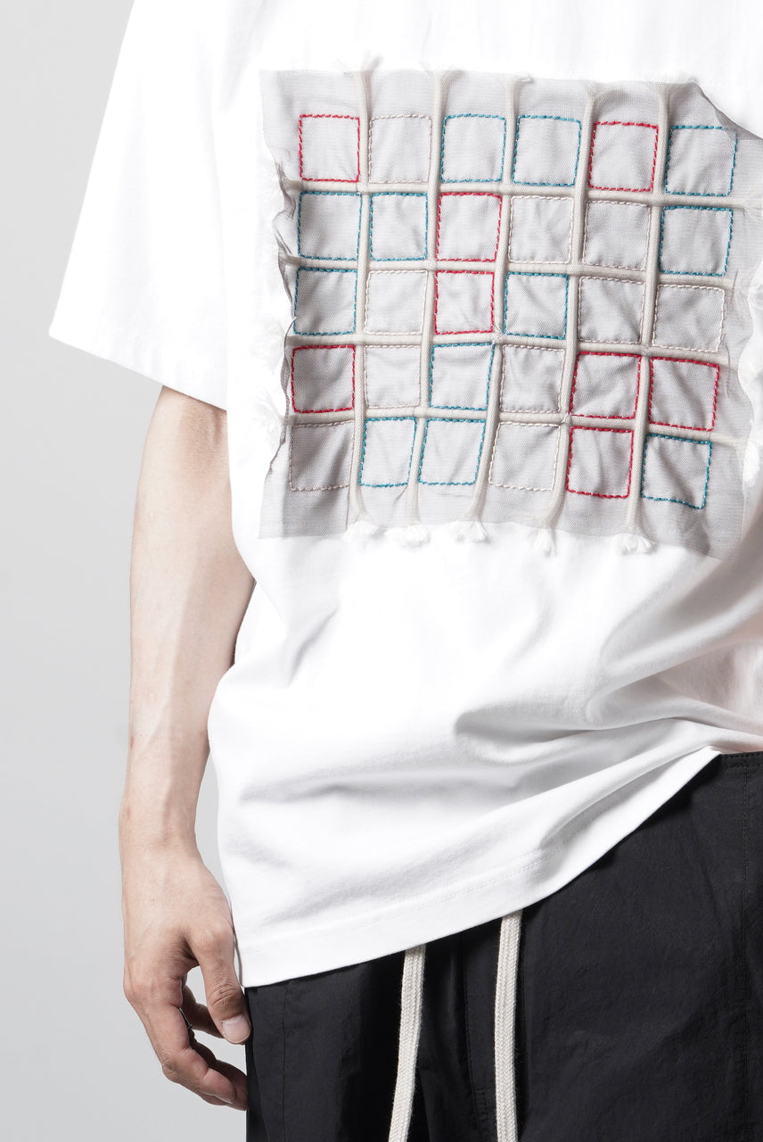 画像をギャラリービューアに読み込む, OBLADI WHITE T-SHIRT WITH GREEN-RED CRISSCROSS SQUARE STITCHES ON MESH (WHITE)