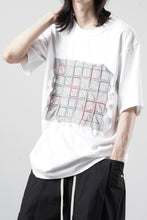 画像をギャラリービューアに読み込む, OBLADI WHITE T-SHIRT WITH GREEN-RED CRISSCROSS SQUARE STITCHES ON MESH (WHITE)